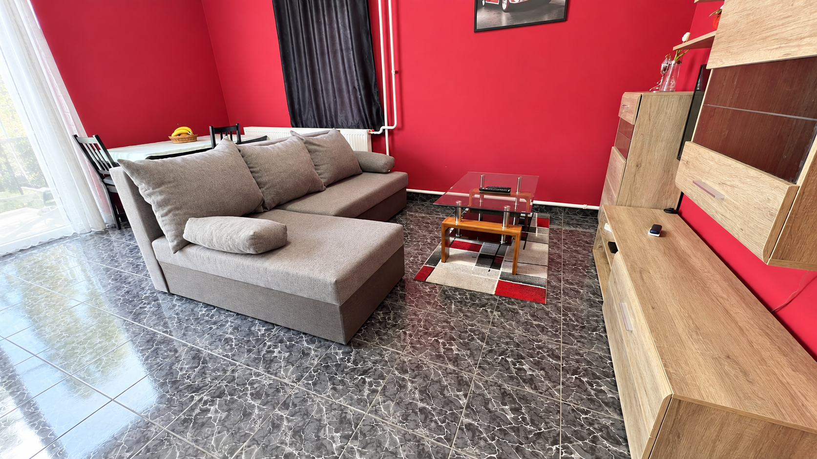 Az Erik Apartman tágas nappalija